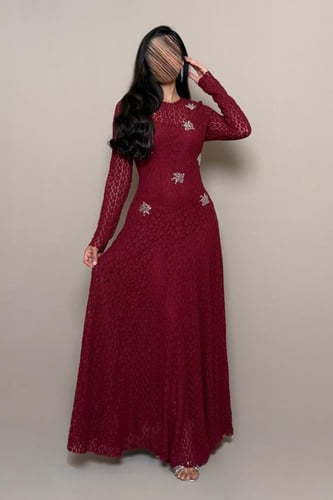 فستان عنابي مطرّز بتصميم أنيق من مليحة