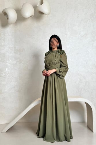 فستان زيتي طويل بتطريز ورود على الأكتاف