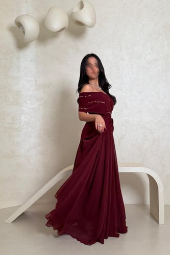 فستان عنابي أوف شولدر مزين بفصوص لامعة