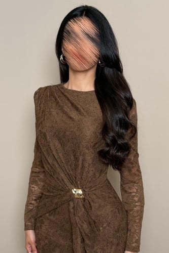 فستان دانتيل بني بعقدة جانبية