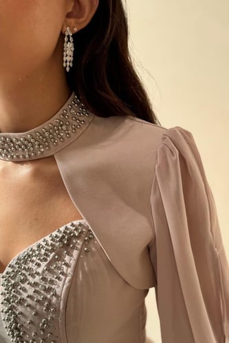 فستان وردي فاتح بتصميم فاخر وتطريز لامع على الصدر