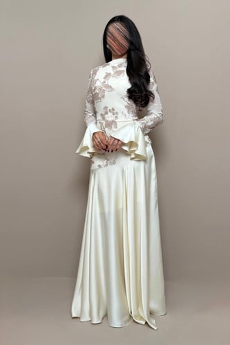 فستان بيج فخم بتفاصيل ورد ساتان بارزة