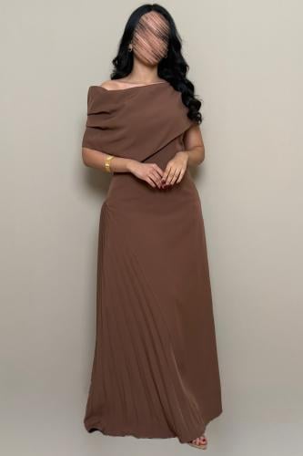 فستان بني أنيق بقصة كتف واحد وتنورة بكسرات ناعمة