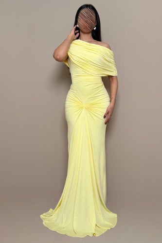 فستان أصفر أوف شولدر بكسرات جانبية وتفاصيل لامعة أ...