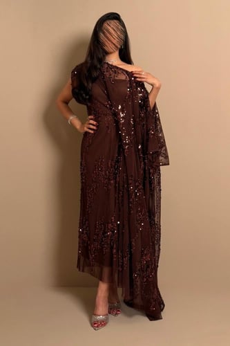 جلابية بني غامق أنيقة بتفاصيل راقية وقصة انسيابية