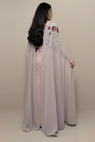 فستان ترابي بتطريز ورود عنابي وتفاصيل خرز فاخرة