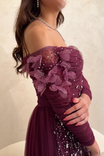 فستان بنفسجي من التل اللامع وتصميم أكتاف منسدلة