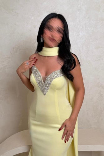 فستان سهرة أصفر أنيق بلمسات ترتر فضية