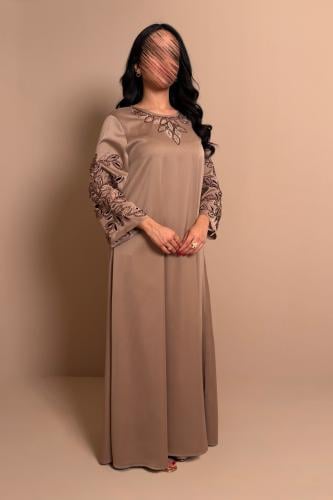 جلابية بيج فاتح بأكمام مطرزة أنيقة