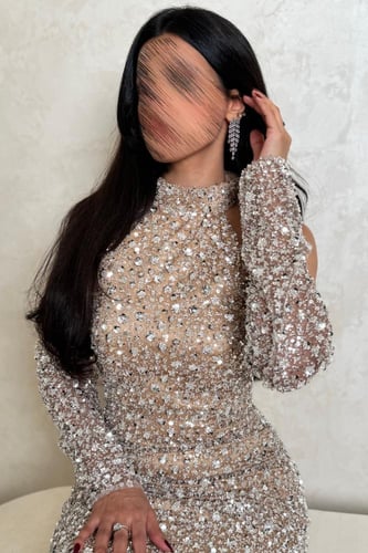 فستان سهرة ذهبي بتطريز كريستالات فضية لامعة