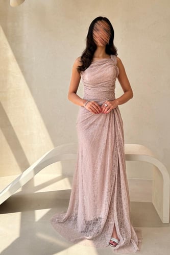 فستان وردي بقصة كت ودانتيل وفتحة جانبية