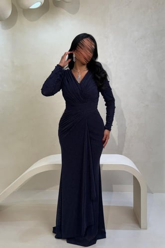 فستان كحلي لامع بتصميم لف أنيق