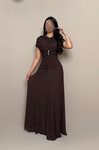 فستان بني بقصة انسيابية وتفاصيل أنيقة