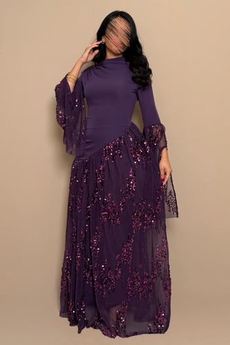 فستان سهرة بنفسجي بقصة مائلة وأكمام شفافة لامعة