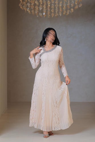 فستان أوف وايت دانتيل بكسرات ناعمة