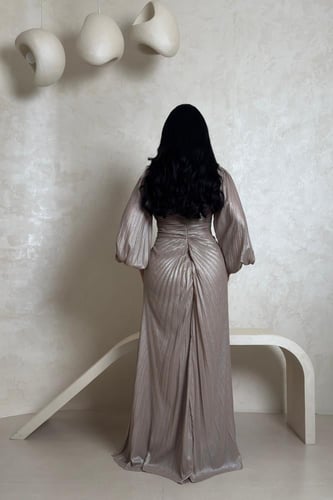 فستان رملي لامع بتطريز جانبي وأكمام منفوخة