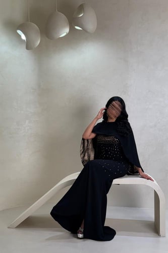 فستان أسود فاخر بتطريز ذهبي وقطعة خارجية أنيقة