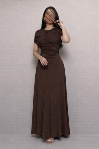 فستان بني مزموم بياقة مرتفعة