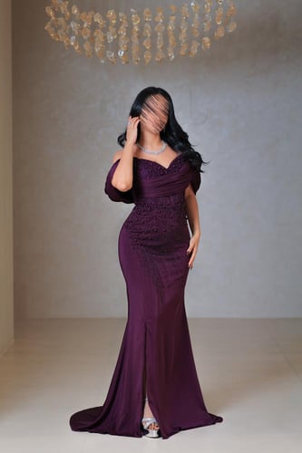 فستان بنفسجي أوف شولدر مطرّز بتصميم فخم