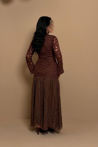 فستان دانتيل بني بحزام خصر