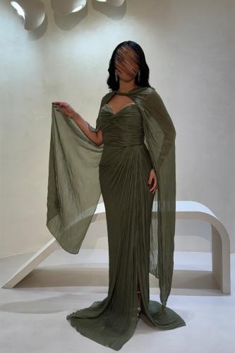 فستان أخضر لامع بتصميم فاخر وانسيابي