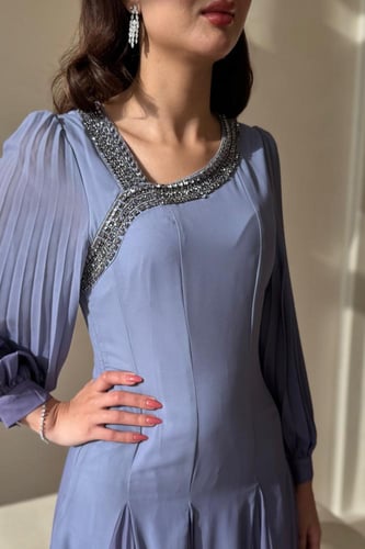 فستان بنفسجي متدرّج بأكمام منسدلة وتفاصيل كسرات نا...