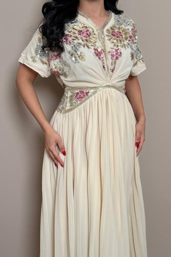 فستان سكري مطرز بتفاصيل وردية ولمسات ذهبية