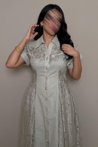 فستان رمادي دانتيل بتفاصيل أنثوية