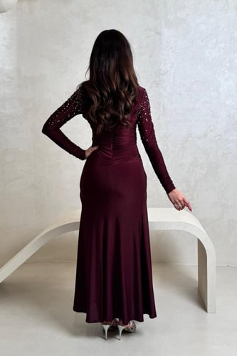 فستان خمري مطرز بفصوص لامعة وأكمام طويلة أنيقة