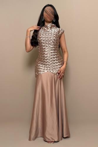 فستان ذهبي بنقشة متداخلة وقصة انسيابية