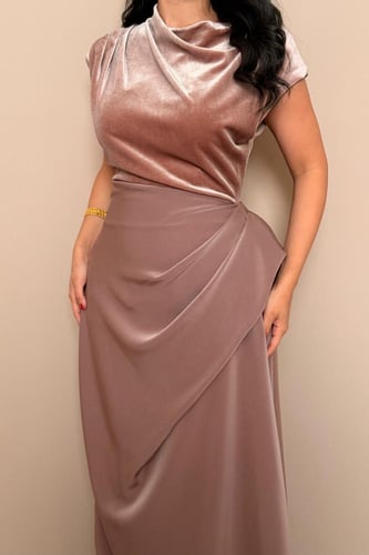 فستان أنيق بقصة لف باللون النود