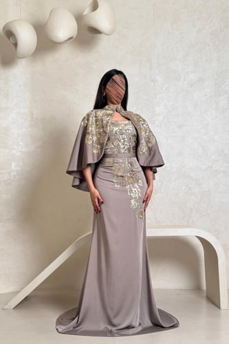 فستان بيج رملي بتطريز ذهبي فاخر وتصميم أنثوي راقٍ