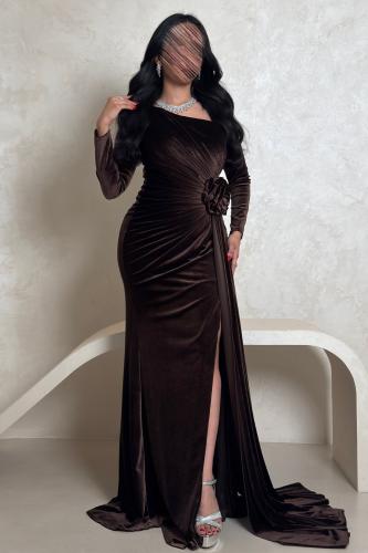 فستان مخملي بني بتصميم كسرات وزهرة جانبية