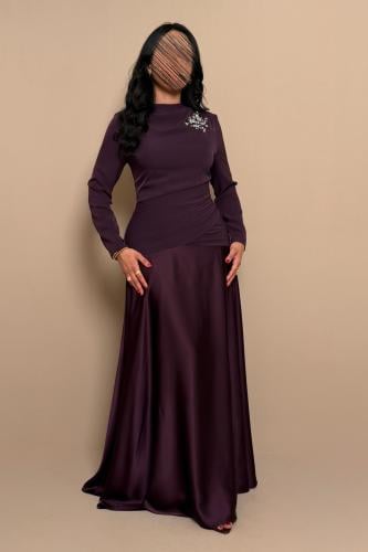 فستان بنفسجي أنيق بتفاصيل جانبية ولمسة فخامة