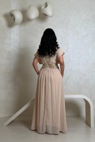 فستان بيج مطرز بتفاصيل ذهبية فاخرة