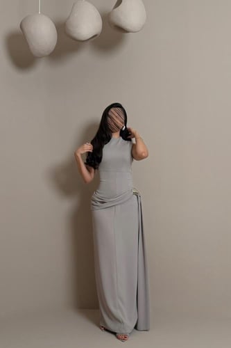 فستان رمادي بقصة مستقيمة وتفصيل جانبي ناعم