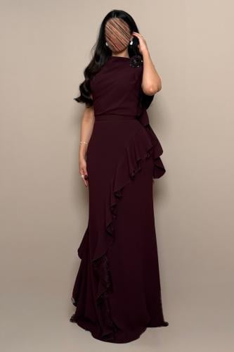 فستان عنابي بتفاصيل كشكش جانبية ووردة مطرزة أنيقة