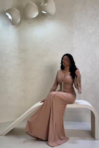 فستان ترتر نود ذهبي بأكمام شفافة مزينة بالكريستال