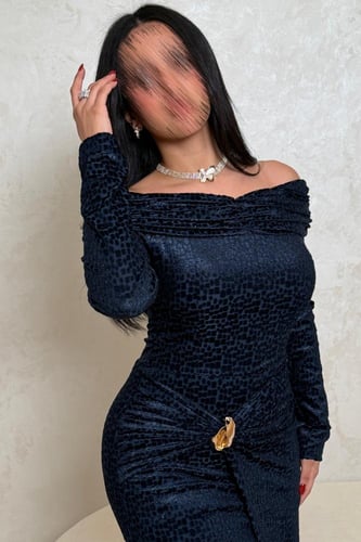 فستان كحلي مخملي بتفاصيل ذهبيّة فاخرة