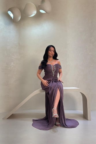 فستان بنفسجي مطرز بتصميم مكسر وأكتاف ساقطة