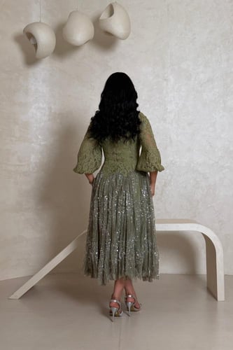 فستان زيتي دانتيل مطرز بتفاصيل لامعة وأكمام منفوخة