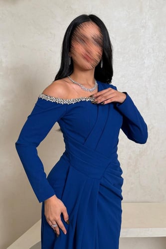 فستان كحلي بكتف واحد مطرز بفصوص لامعة