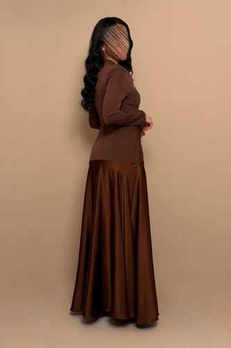 فستان بني أنيق بتفاصيل جانبية ولمسة فخامة