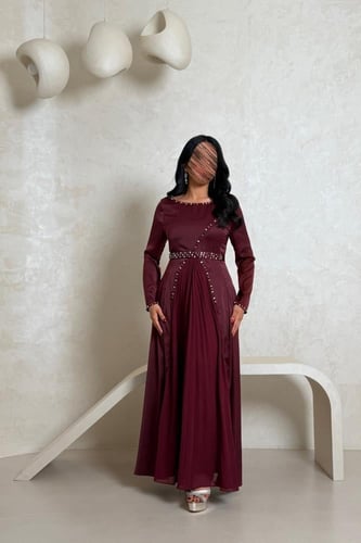 فستان عنابي بكم طويل مزين بالكريستالات