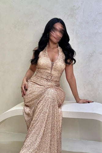 فستان ذهبي مطرز بحزام خصر أنيق