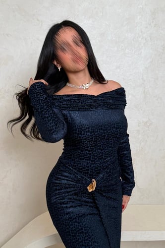 فستان كحلي مخملي بتفاصيل ذهبيّة فاخرة