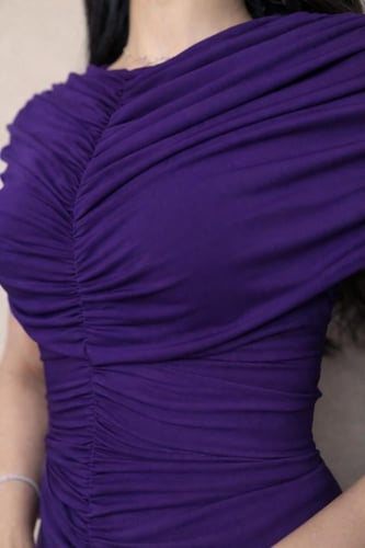 فستان بنفسجي مزموم بياقة مرتفعة