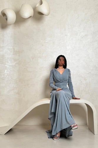 فستان سهرة سماوي بكم طويل مطرز بالخرز