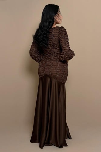 فستان بني أنيق بنقشة بارزة