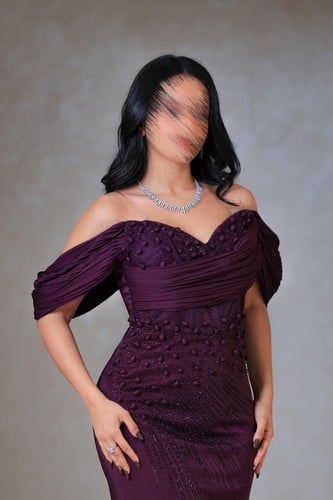 فستان بنفسجي أوف شولدر مطرّز بتصميم فخم